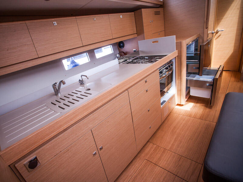 Sailing yacht 