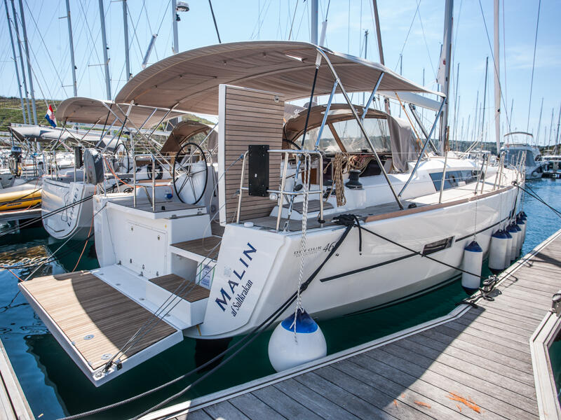 Sailing yacht 