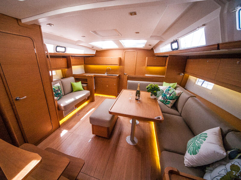 Sailing yacht 