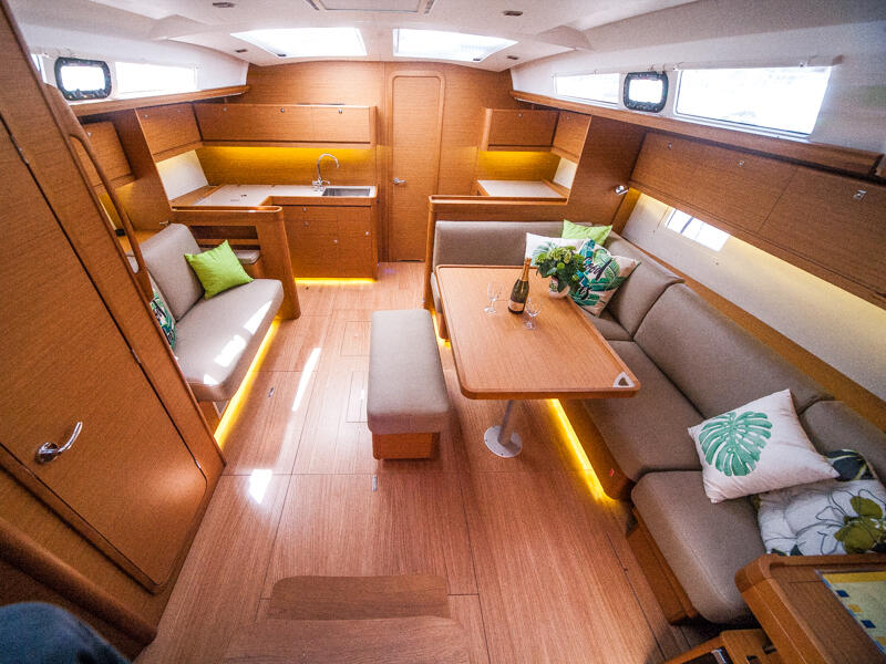 Sailing yacht 