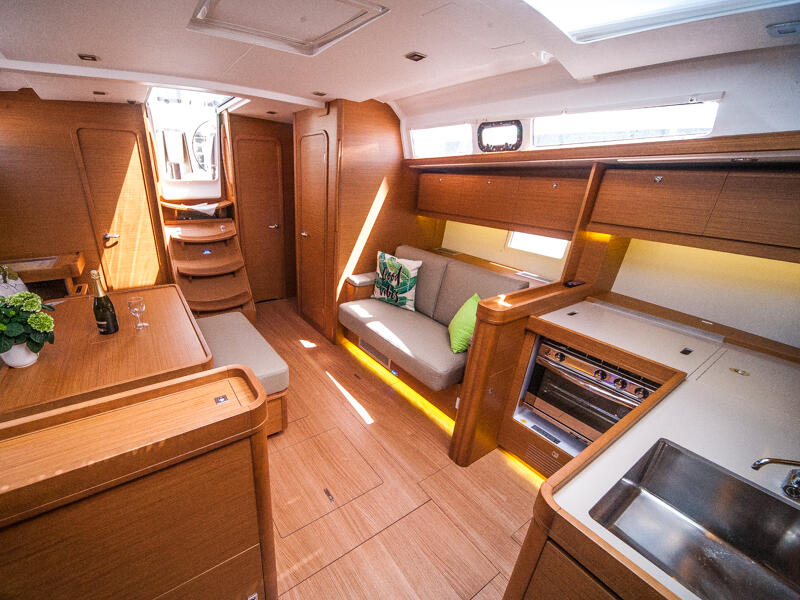 Sailing yacht 