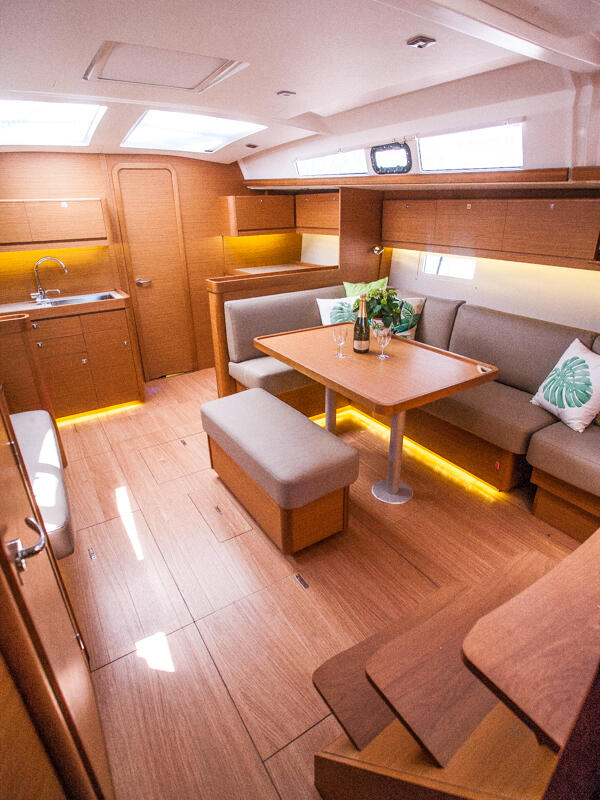 Sailing yacht 