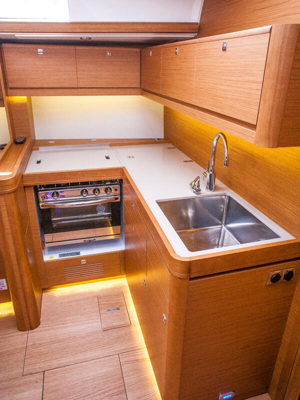 Sailing yacht 