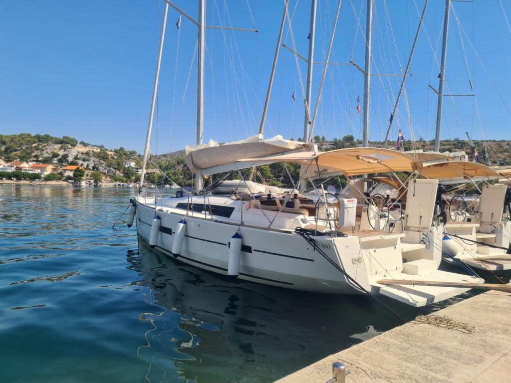 Sailing yacht 