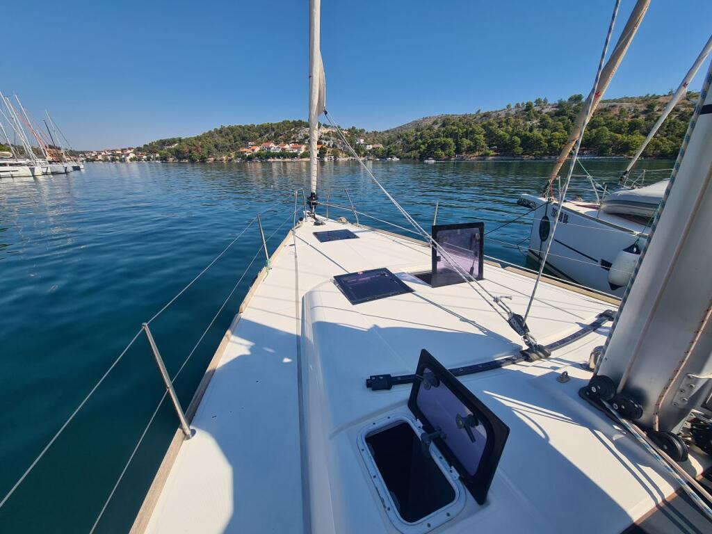 Sailing yacht 