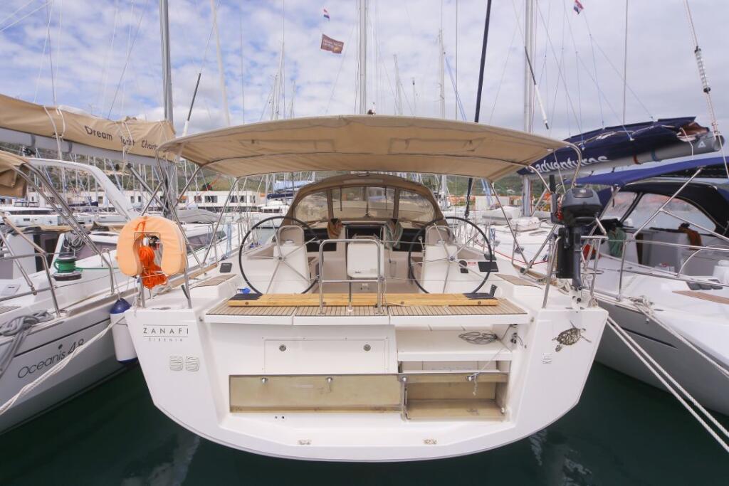 Sailing yacht 