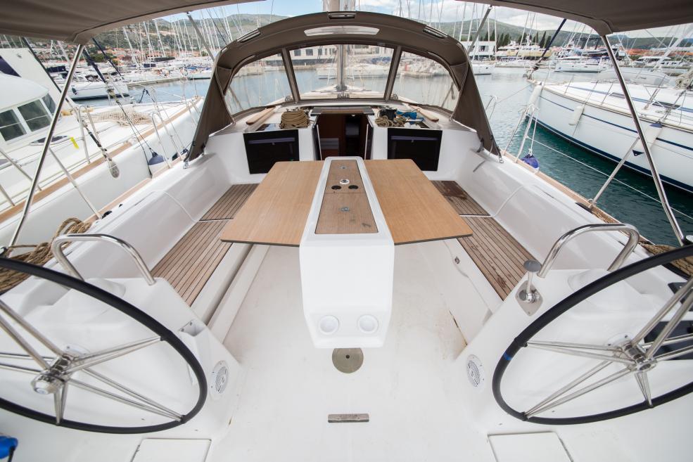 Sailing yacht 