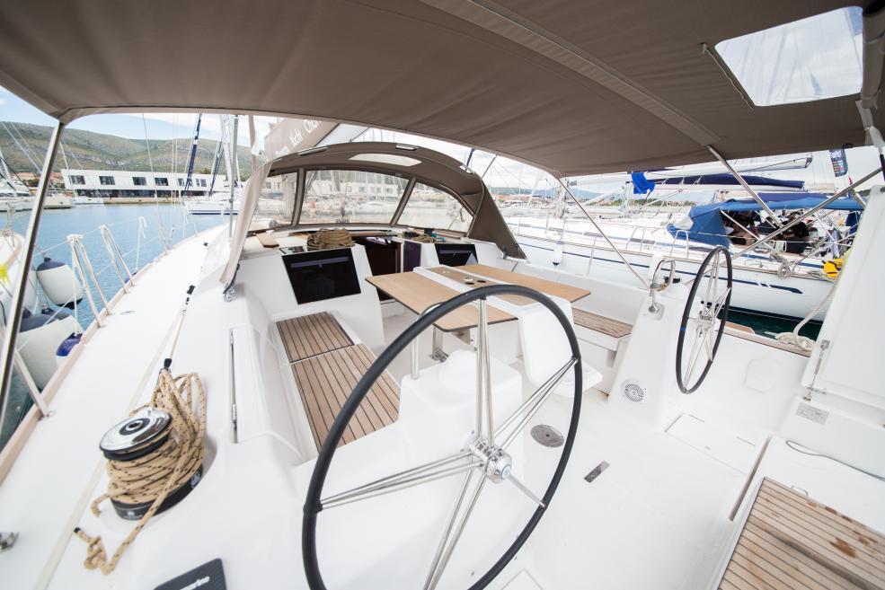 Sailing yacht 