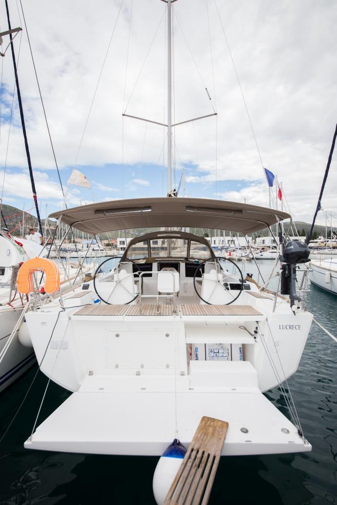 Sailing yacht 