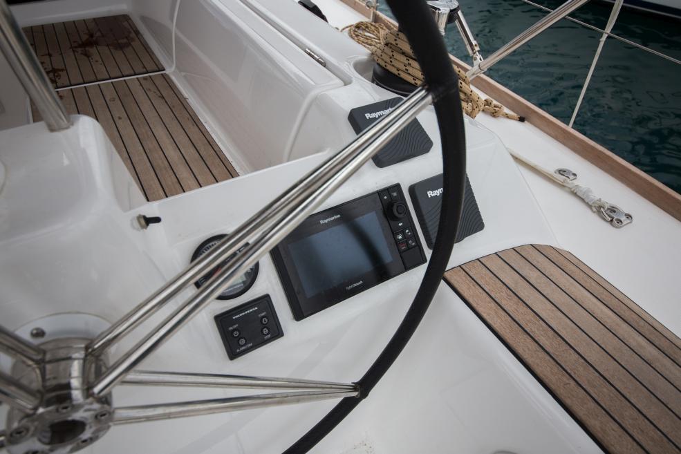 Sailing yacht 