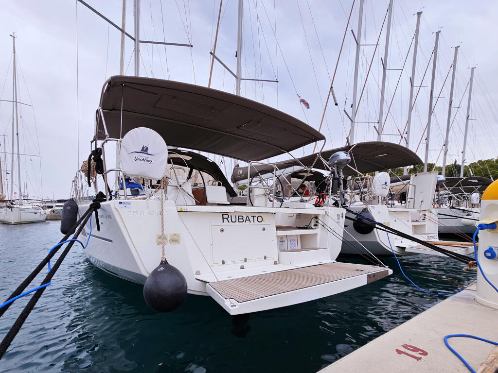 Sailing yacht 