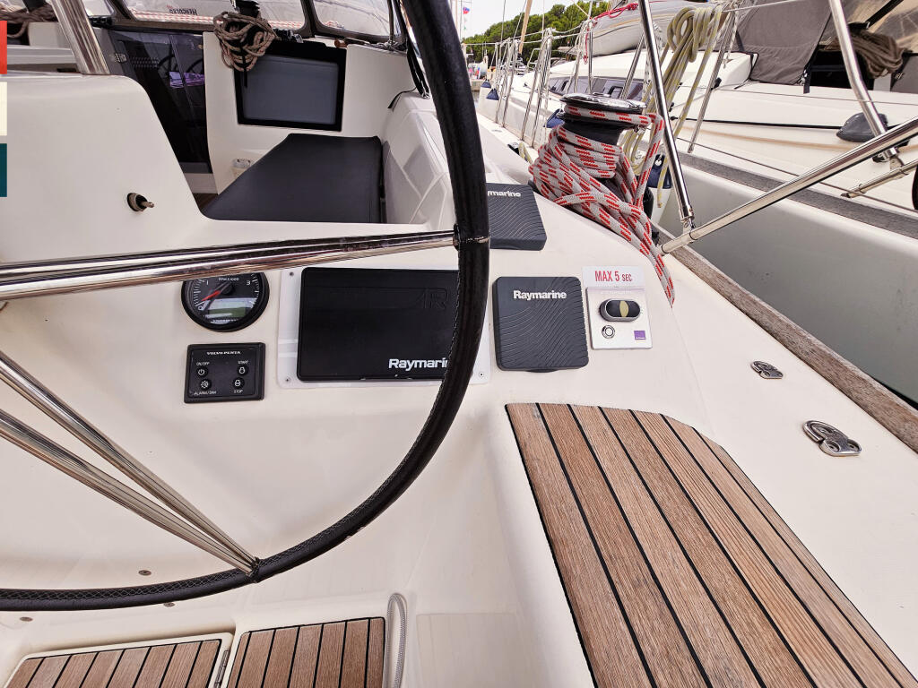 Sailing yacht 