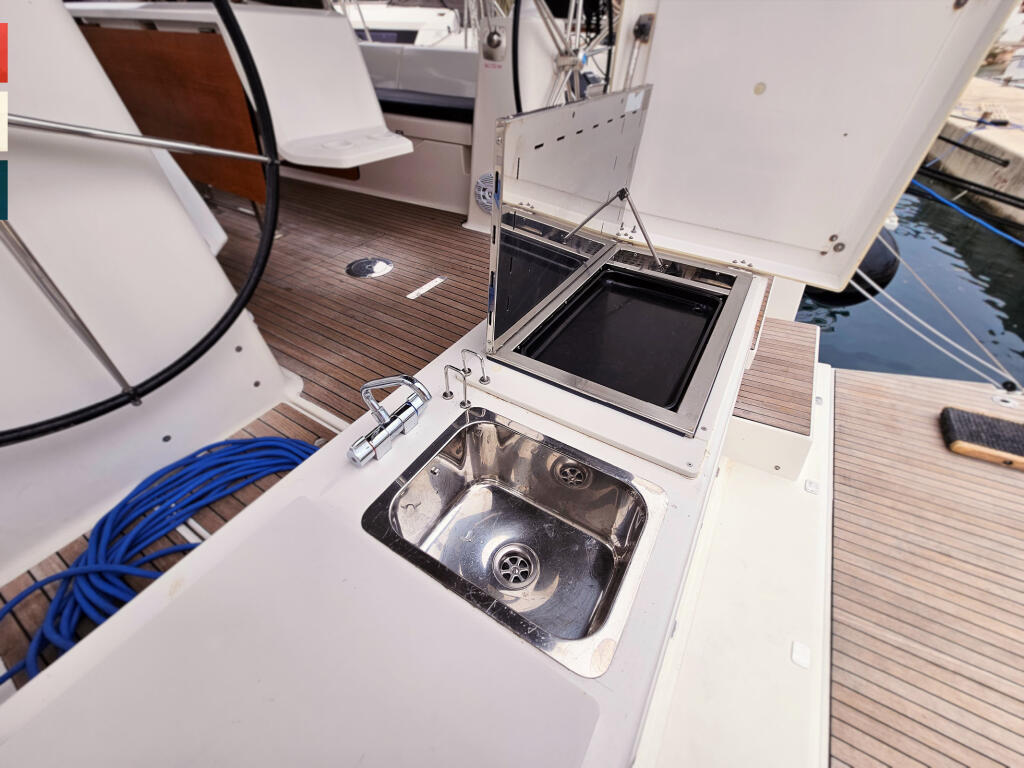 Sailing yacht 