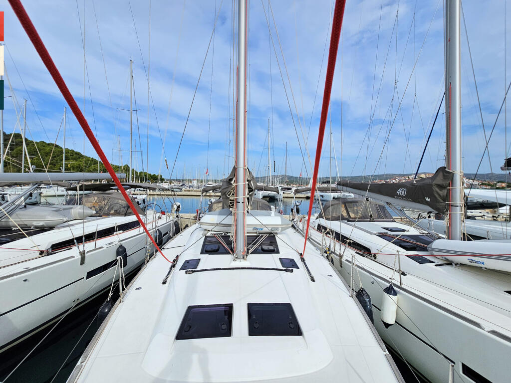 Sailing yacht 