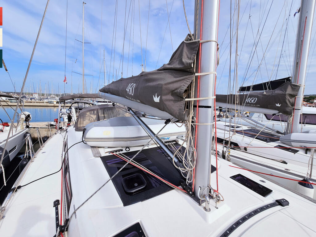 Sailing yacht 