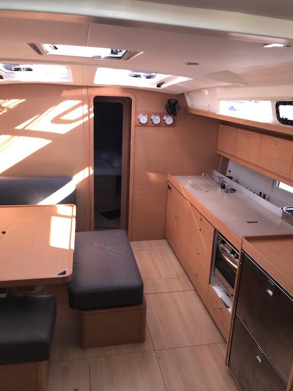 Sailing yacht 