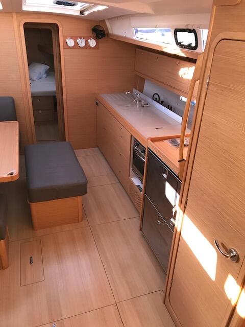 Sailing yacht 