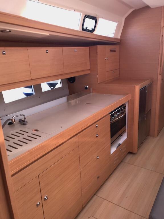 Sailing yacht 