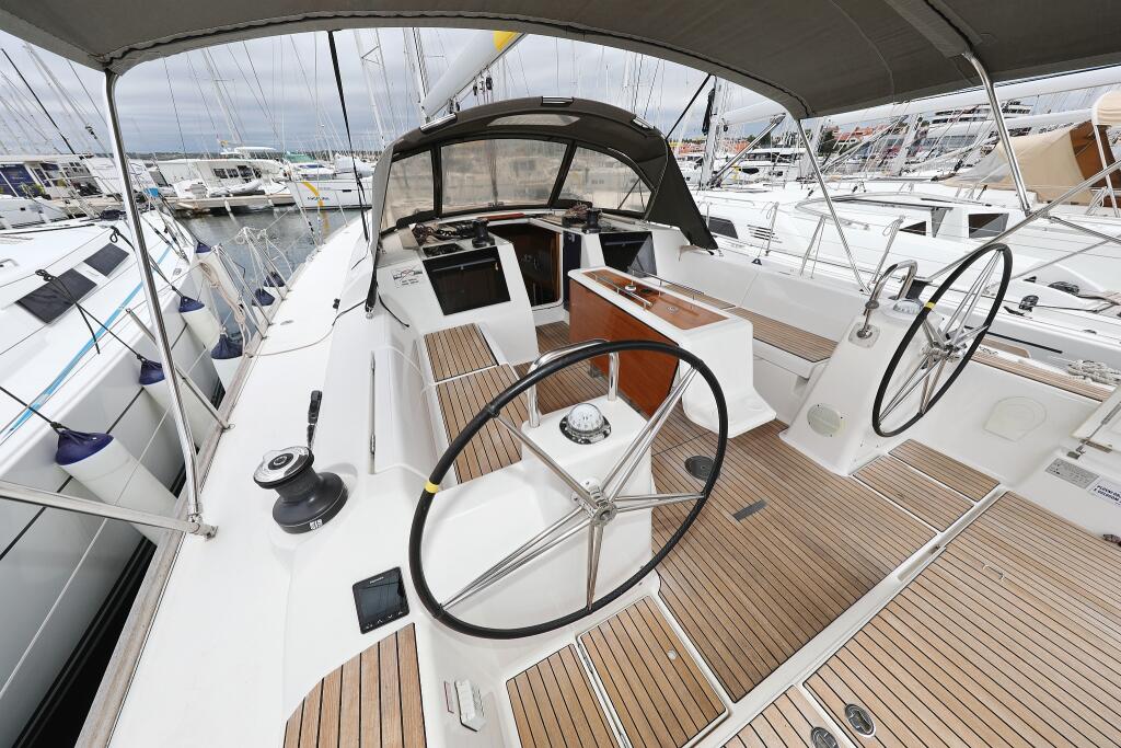 Sailing yacht 