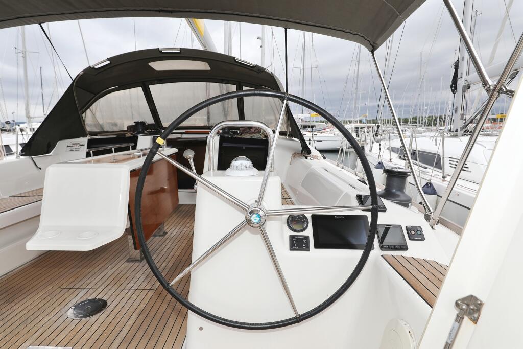 Sailing yacht 