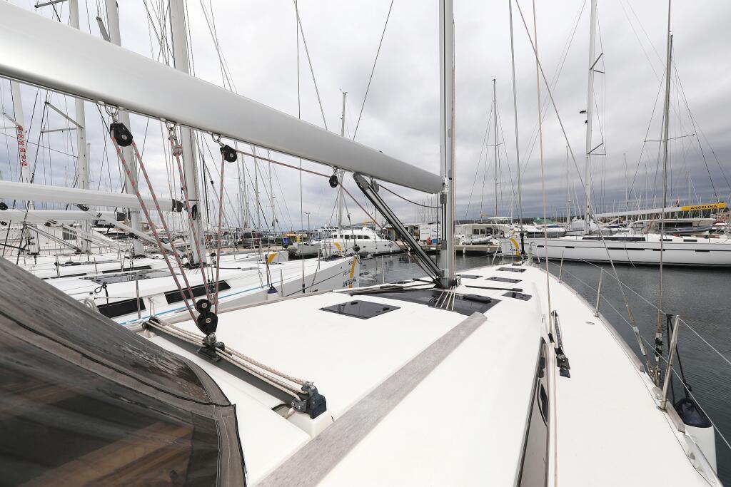 Sailing yacht 