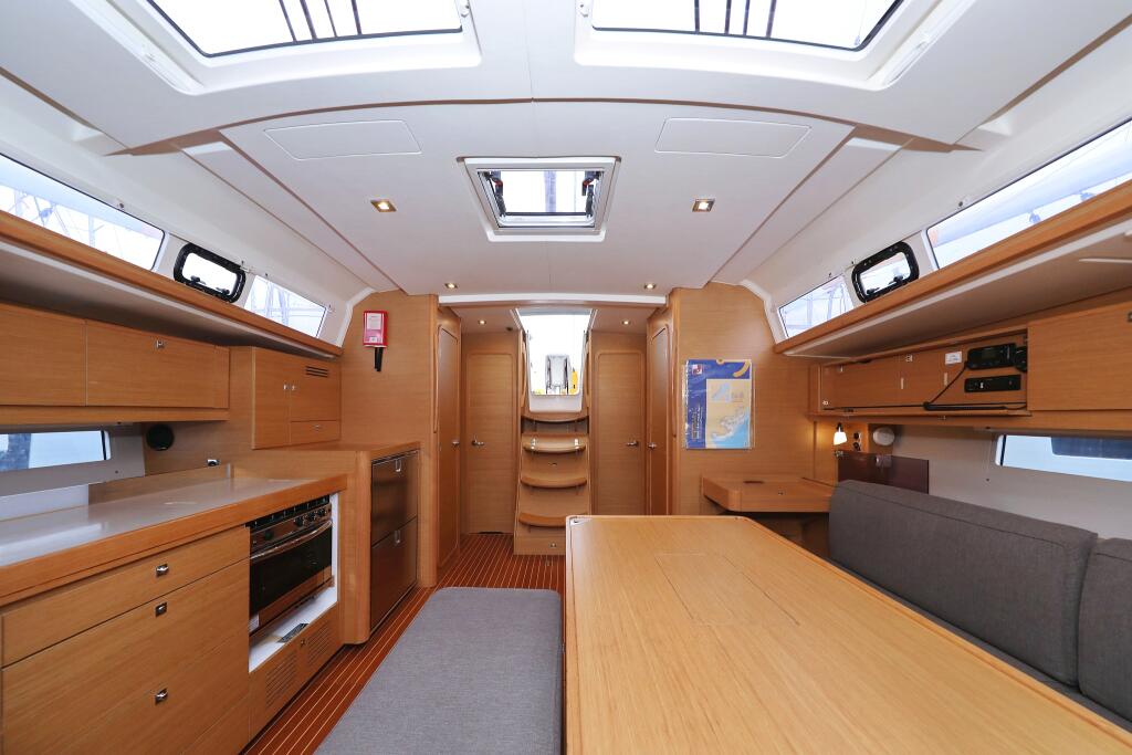 Sailing yacht 