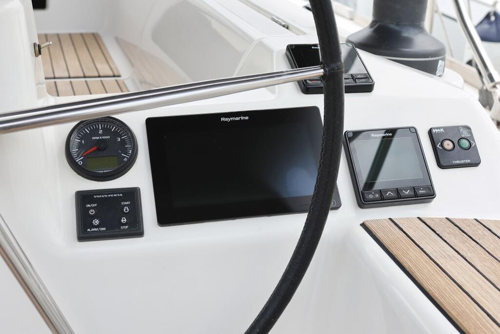 Sailing yacht 