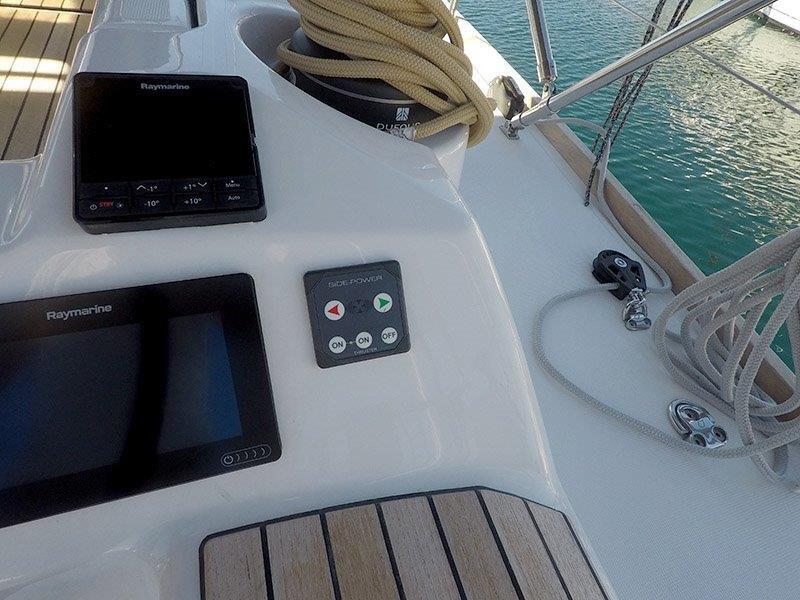 Sailing yacht 
