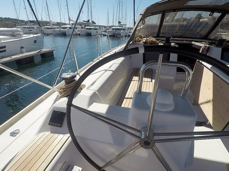 Sailing yacht 