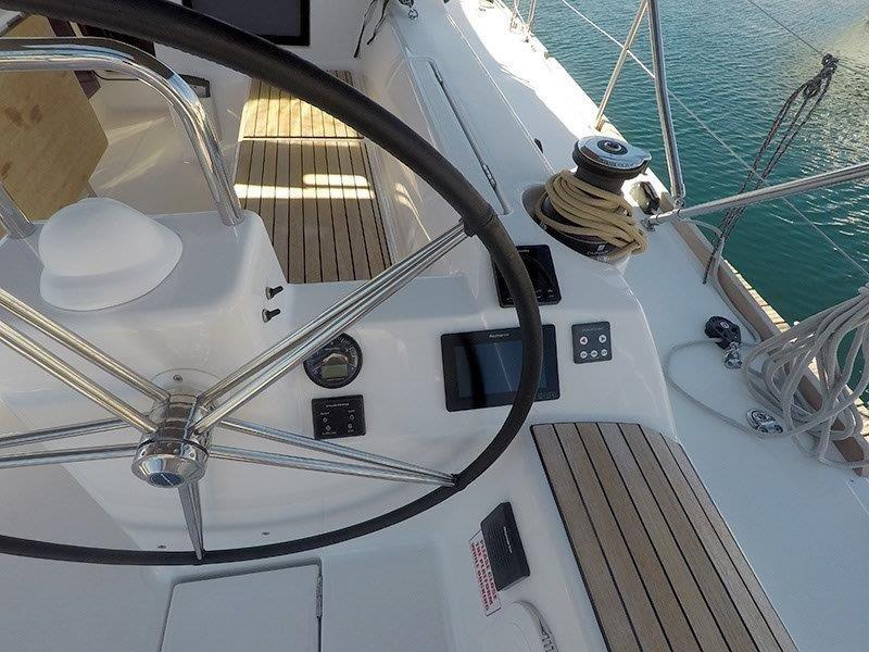 Sailing yacht 