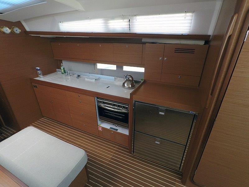 Sailing yacht 
