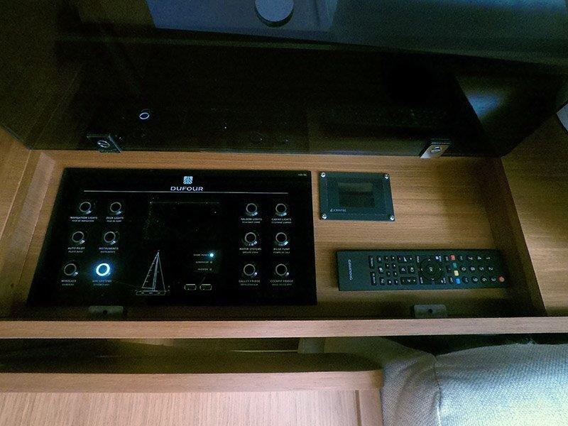 Sailing yacht 