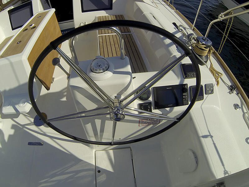 Sailing yacht 