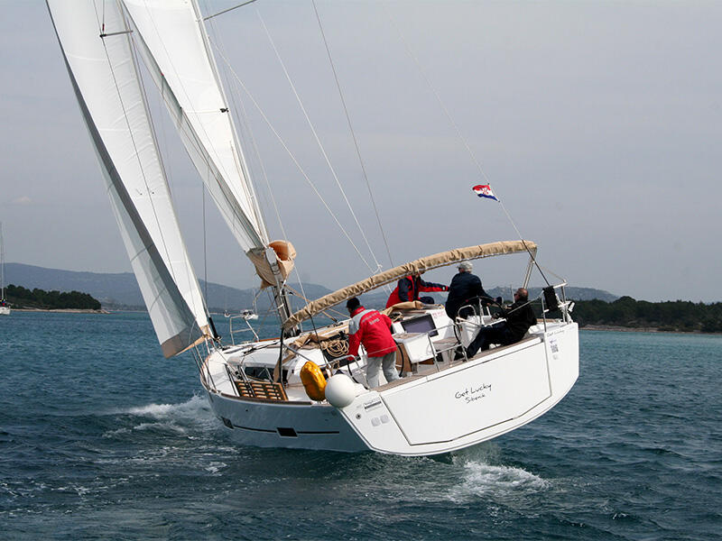 Sailing yacht 