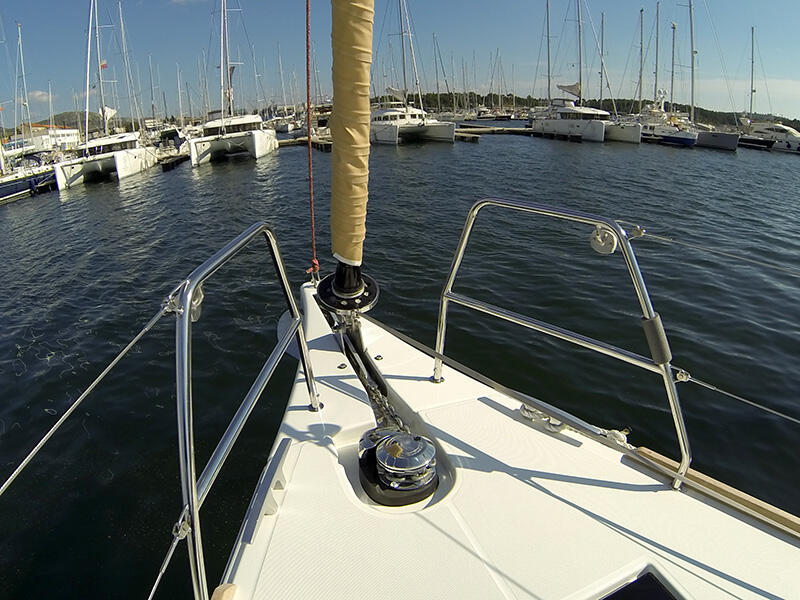 Sailing yacht 