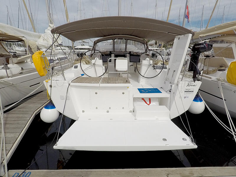 Sailing yacht 