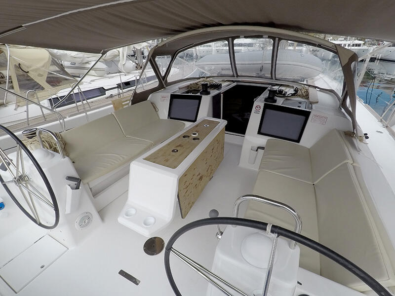 Sailing yacht 
