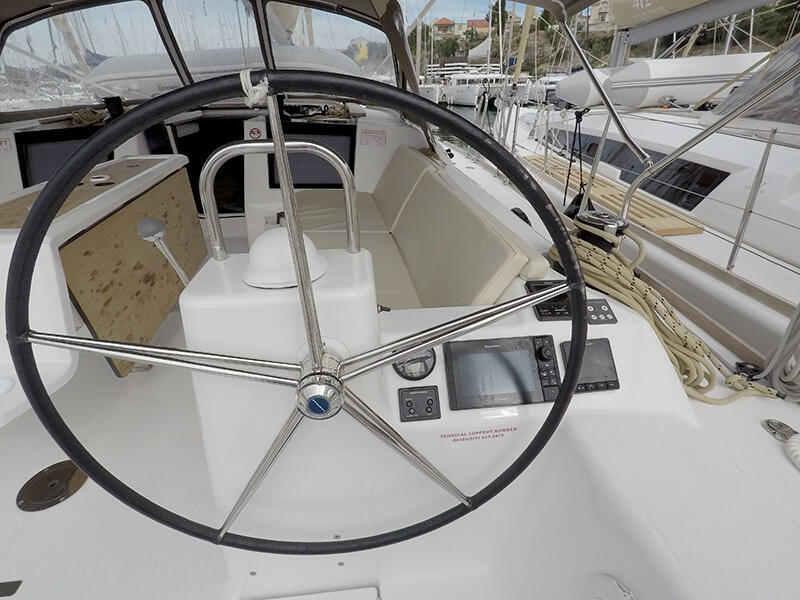 Sailing yacht 