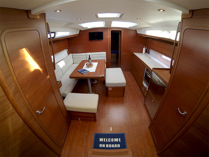 Sailing yacht 