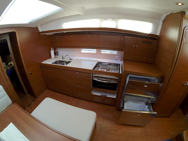Sailing yacht 