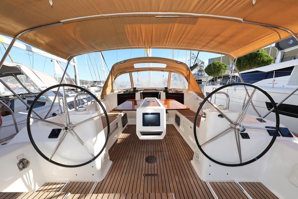 Sailing yacht 