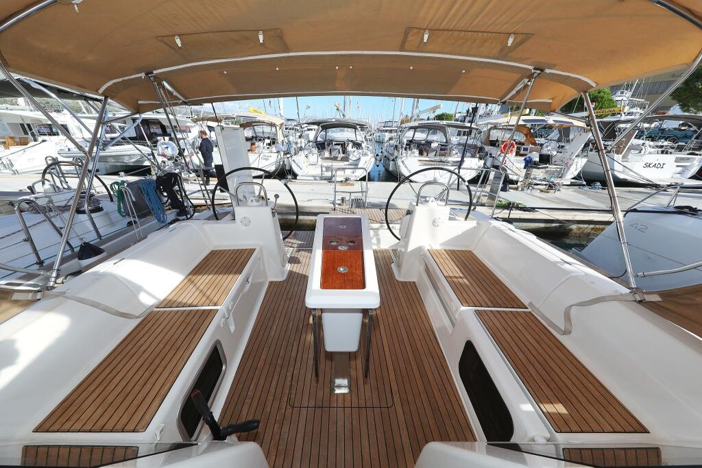Sailing yacht 