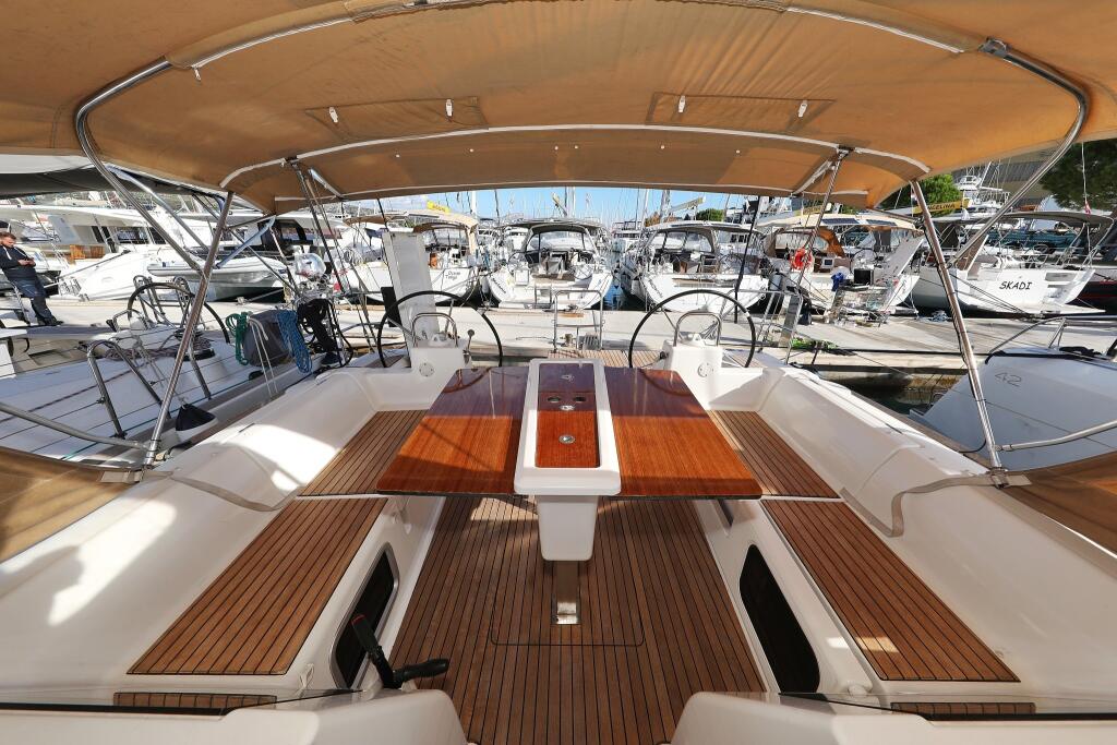 Sailing yacht 