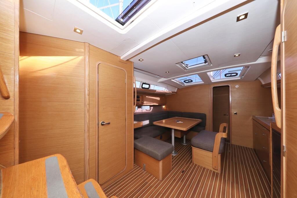 Sailing yacht 
