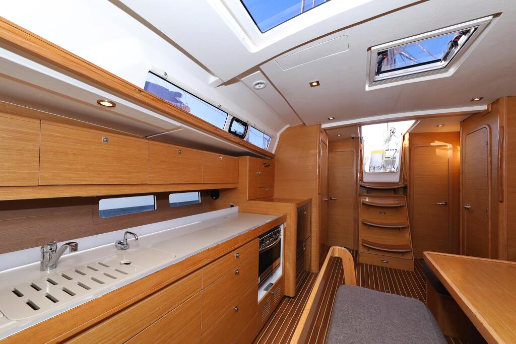 Sailing yacht 