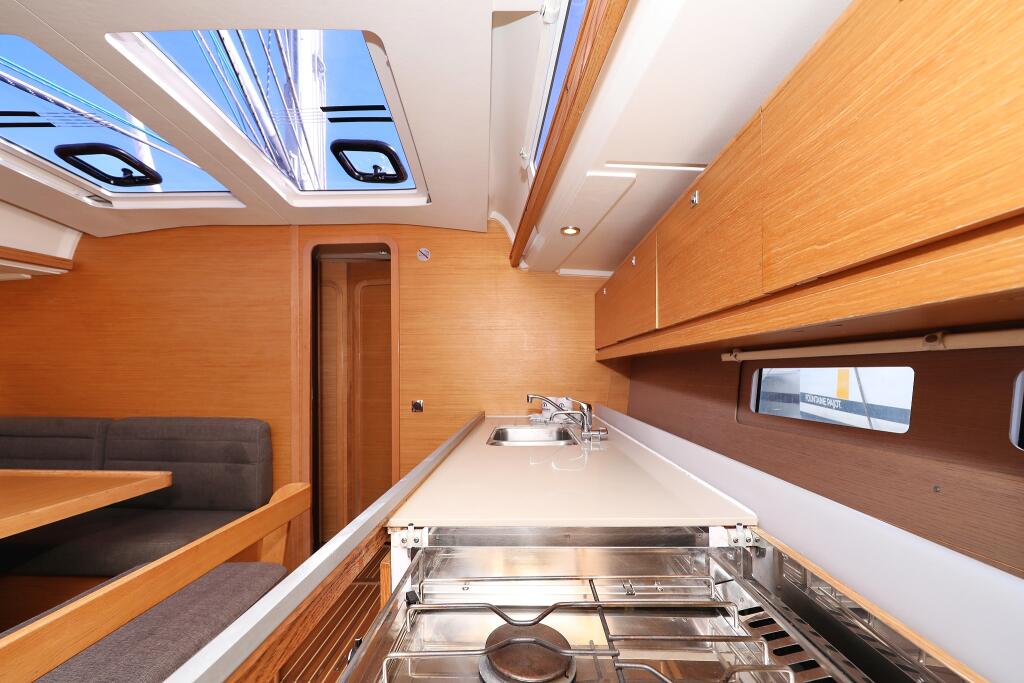 Sailing yacht 