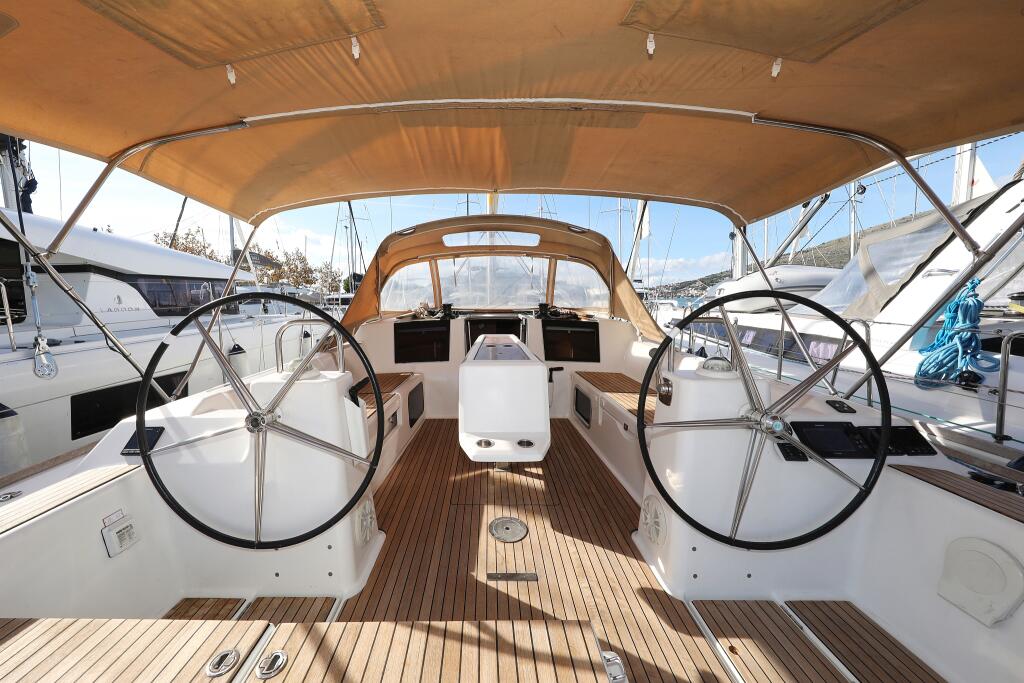 Sailing yacht 