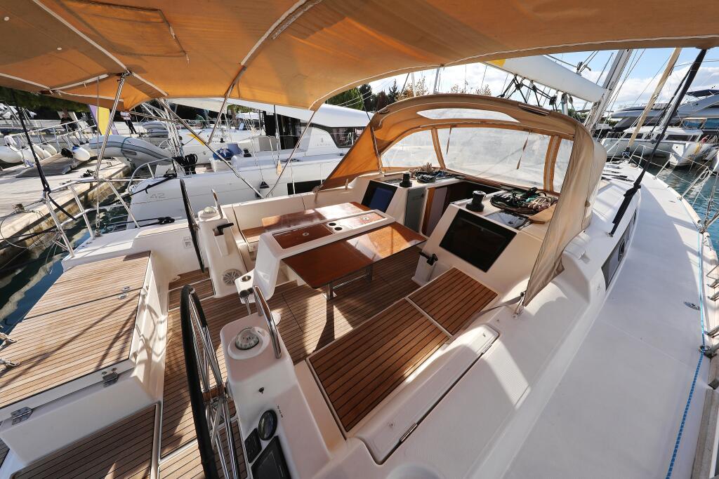 Sailing yacht 