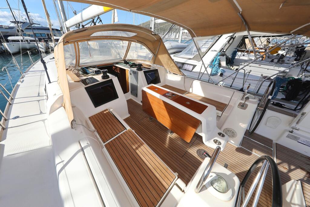 Sailing yacht 