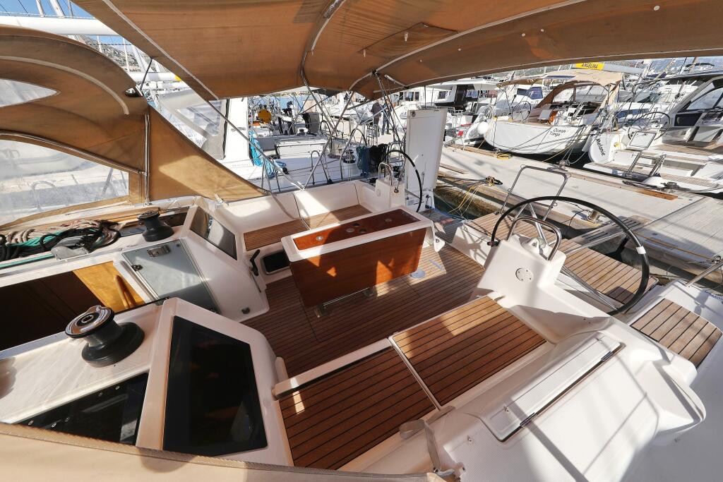 Sailing yacht 
